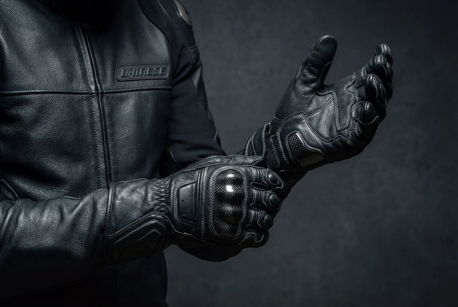 Guantes de moto homologados EN 13594 con protecciones en nudillos y cierre de velcro sobre deposito de moto