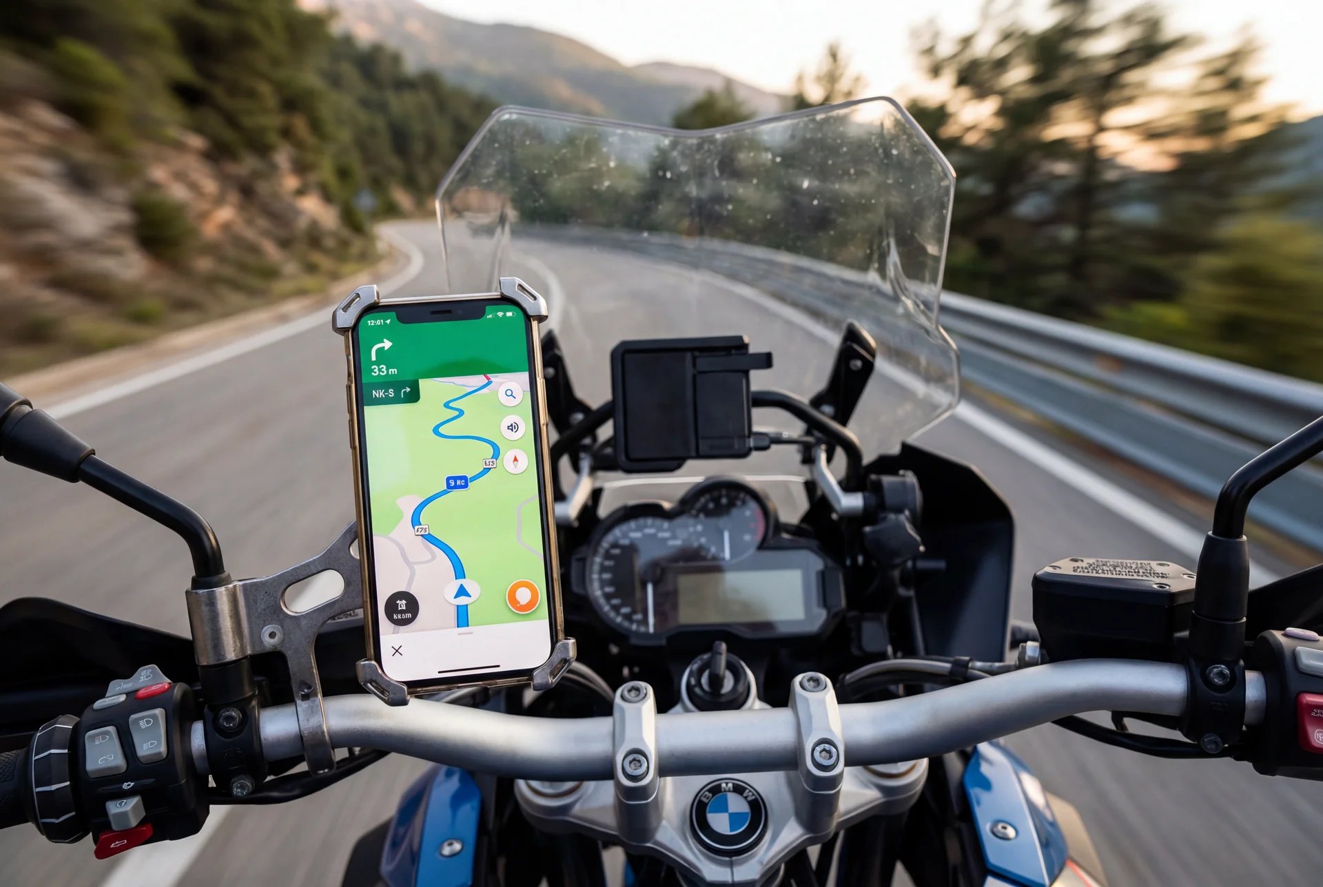 Soporte de movil para moto instalado en manillar con smartphone mostrando navegacion GPS