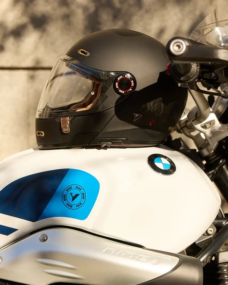 Helmet_90Degree_Matt_Black_2 en tamaño grande.webp