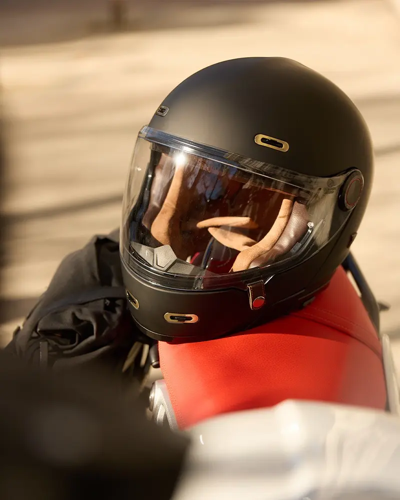 Helmet_90Degree_Matt_Black_3 en tamaño grande.webp