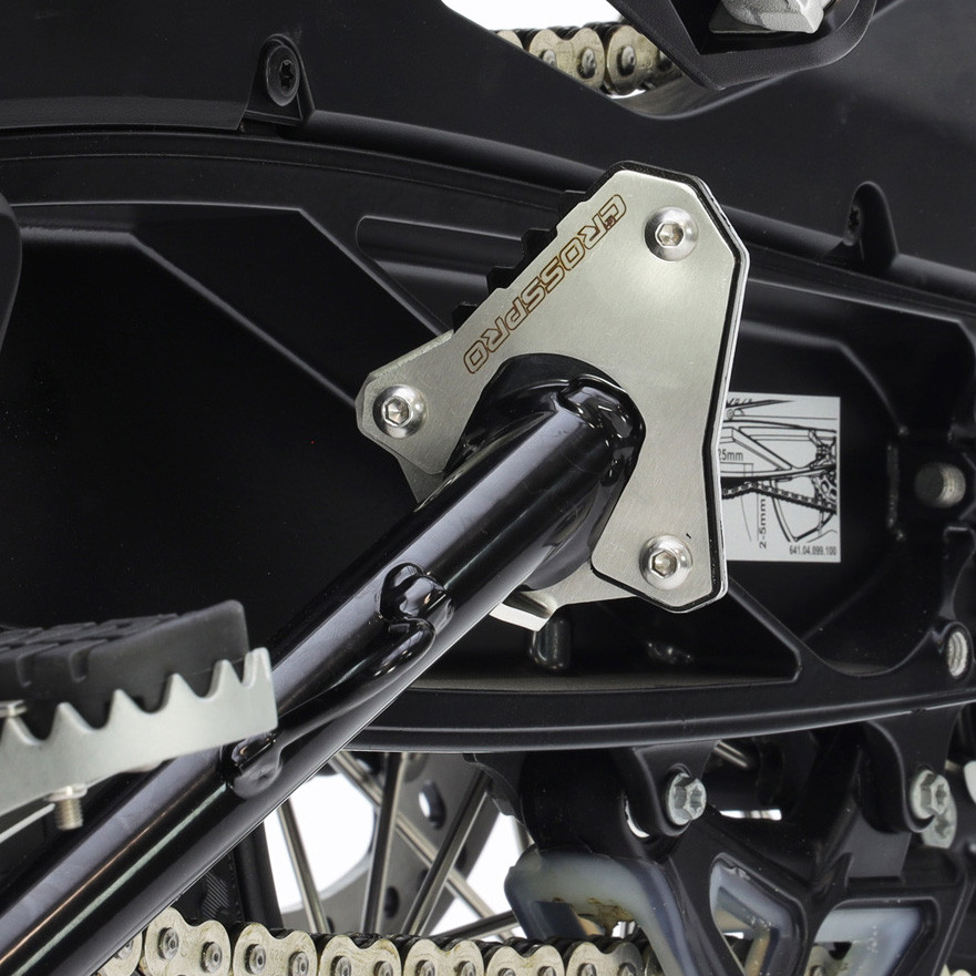 [2CP22000900514] Base Caballete Lateral Crosspro Husq Norden / Exp 23-25 / KTM Adv 23-24 / R 23-25... Negro T