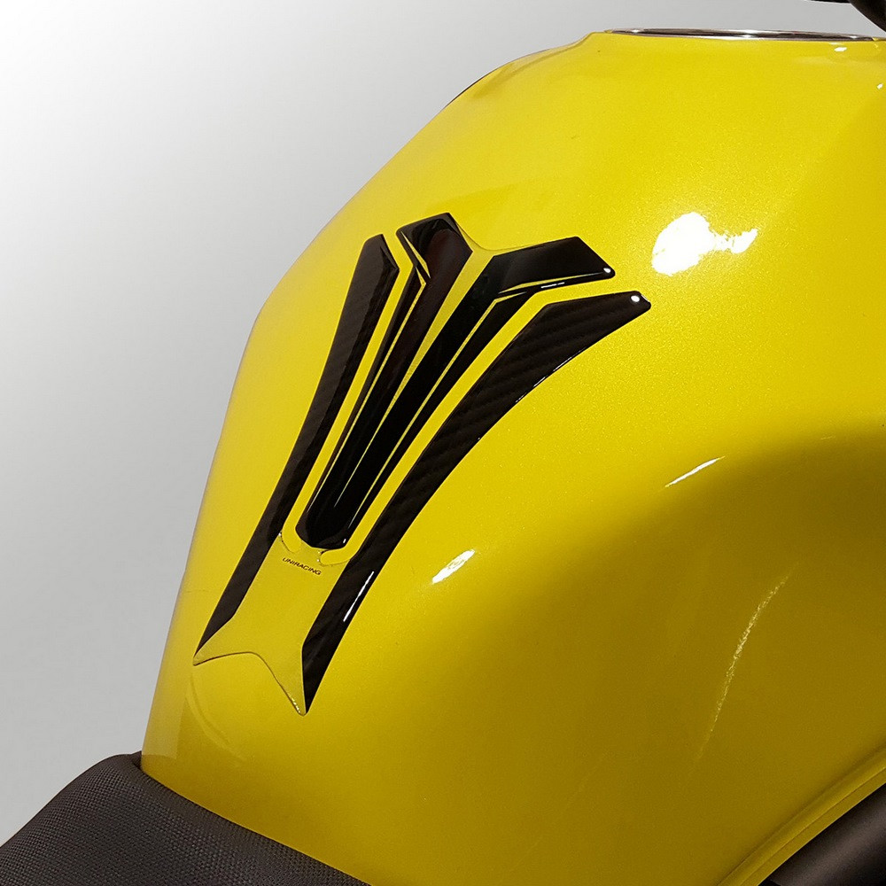 [K46023] Protector Adhesivo Uniracing Depósito Universal Carbono